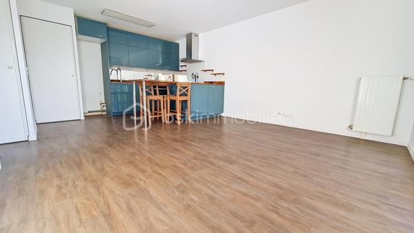 Appartement F3 en rez-de-chaussée – Résidence récente
dans un village agréable à seulement 9 minutes de Claye-Souilly, à découvrir, appartement de type F3 situé en rez-de-chaussée d’une résidence récente.
Entièrement de plain-pied, cet appartement offre un agencement fonctionnel et confortable.
Il se compose d'une entrée avec placards, d’un séjour avec une cuisine américaine, l'ensemble ouvrant sur une terrasse et un jardinet. Le coin nuit se compose de deux chambres ainsi que d’une salle de bains.Une place de parking privative complète ce bien.
Vous apprécierez son emplacement dans un environnement calme et pratique, au sein d’un village disposant de commerces de proximité et d’écoles.
Idéal pour un premier achat, un couple, une petite famille ou un investissement locatif.
les 5 premières photos sont un exemple d'aménagement généré avec l'intelligence artificielle.