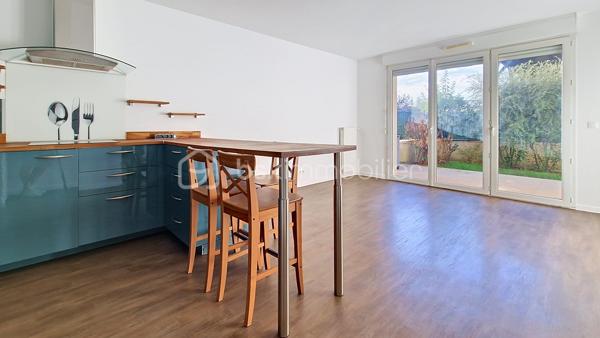 Appartement F3 en rez-de-chaussée – Résidence récente
dans un village agréable à seulement 9 minutes de Claye-Souilly, à découvrir, appartement de type F3 situé en rez-de-chaussée d’une résidence récente.
Entièrement de plain-pied, cet appartement offre un agencement fonctionnel et confortable.
Il se compose d'une entrée avec placards, d’un séjour avec une cuisine américaine, l'ensemble ouvrant sur une terrasse et un jardinet. Le coin nuit se compose de deux chambres ainsi que d’une salle de bains.Une place de parking privative complète ce bien.
Vous apprécierez son emplacement dans un environnement calme et pratique, au sein d’un village disposant de commerces de proximité et d’écoles.
Idéal pour un premier achat, un couple, une petite famille ou un investissement locatif.
les 5 premières photos sont un exemple d'aménagement généré avec l'intelligence artificielle.