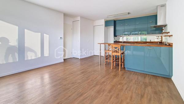 Appartement F3 en rez-de-chaussée – Résidence récente
dans un village agréable à seulement 9 minutes de Claye-Souilly, à découvrir, appartement de type F3 situé en rez-de-chaussée d’une résidence récente.
Entièrement de plain-pied, cet appartement offre un agencement fonctionnel et confortable.
Il se compose d'une entrée avec placards, d’un séjour avec une cuisine américaine, l'ensemble ouvrant sur une terrasse et un jardinet. Le coin nuit se compose de deux chambres ainsi que d’une salle de bains.Une place de parking privative complète ce bien.
Vous apprécierez son emplacement dans un environnement calme et pratique, au sein d’un village disposant de commerces de proximité et d’écoles.
Idéal pour un premier achat, un couple, une petite famille ou un investissement locatif.
les 5 premières photos sont un exemple d'aménagement généré avec l'intelligence artificielle.