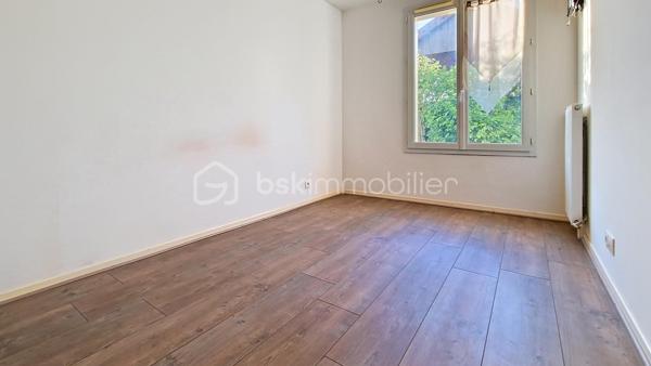 Appartement F3 en rez-de-chaussée – Résidence récente
dans un village agréable à seulement 9 minutes de Claye-Souilly, à découvrir, appartement de type F3 situé en rez-de-chaussée d’une résidence récente.
Entièrement de plain-pied, cet appartement offre un agencement fonctionnel et confortable.
Il se compose d'une entrée avec placards, d’un séjour avec une cuisine américaine, l'ensemble ouvrant sur une terrasse et un jardinet. Le coin nuit se compose de deux chambres ainsi que d’une salle de bains.Une place de parking privative complète ce bien.
Vous apprécierez son emplacement dans un environnement calme et pratique, au sein d’un village disposant de commerces de proximité et d’écoles.
Idéal pour un premier achat, un couple, une petite famille ou un investissement locatif.
les 5 premières photos sont un exemple d'aménagement généré avec l'intelligence artificielle.