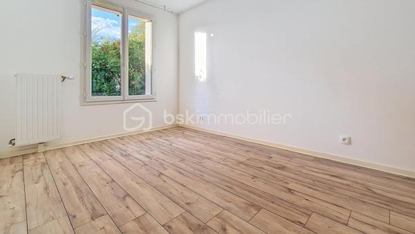 Appartement F3 en rez-de-chaussée – Résidence récente
dans un village agréable à seulement 9 minutes de Claye-Souilly, à découvrir, appartement de type F3 situé en rez-de-chaussée d’une résidence récente.
Entièrement de plain-pied, cet appartement offre un agencement fonctionnel et confortable.
Il se compose d'une entrée avec placards, d’un séjour avec une cuisine américaine, l'ensemble ouvrant sur une terrasse et un jardinet. Le coin nuit se compose de deux chambres ainsi que d’une salle de bains.Une place de parking privative complète ce bien.
Vous apprécierez son emplacement dans un environnement calme et pratique, au sein d’un village disposant de commerces de proximité et d’écoles.
Idéal pour un premier achat, un couple, une petite famille ou un investissement locatif.
les 5 premières photos sont un exemple d'aménagement généré avec l'intelligence artificielle.