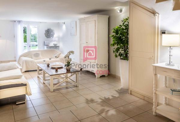 JONQUIÈRES - PROPRIÉTÉ D'EXCEPTION AVEC 3 HABITATIONS INDÉPENDANTES