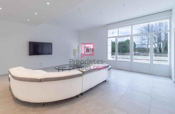 JONQUIÈRES - PROPRIÉTÉ D'EXCEPTION AVEC 3 HABITATIONS INDÉPENDANTES