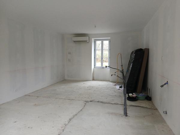 Maison en pierre à finir de rénover avec grange