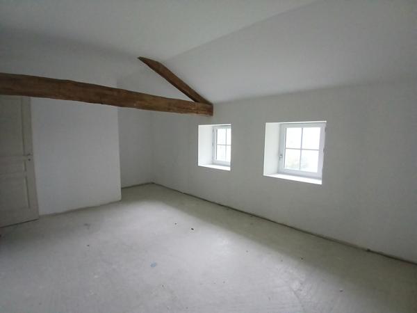 Maison en pierre à finir de rénover avec grange