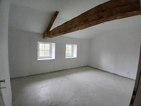 Maison en pierre à finir de rénover avec grange