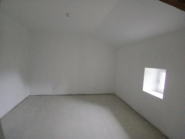 Maison en pierre à finir de rénover avec grange