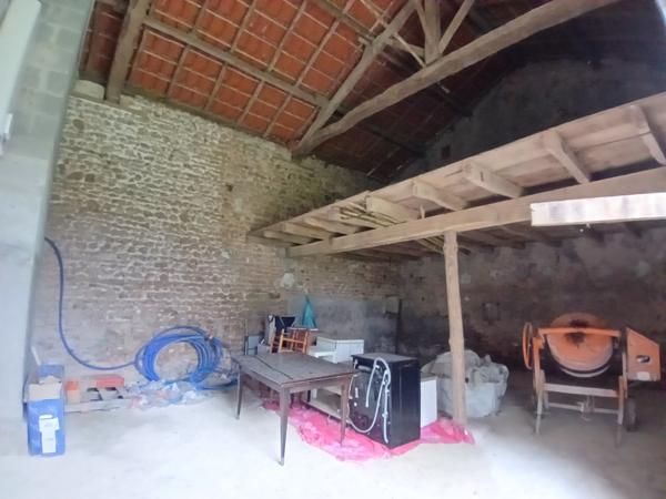 Maison en pierre à finir de rénover avec grange