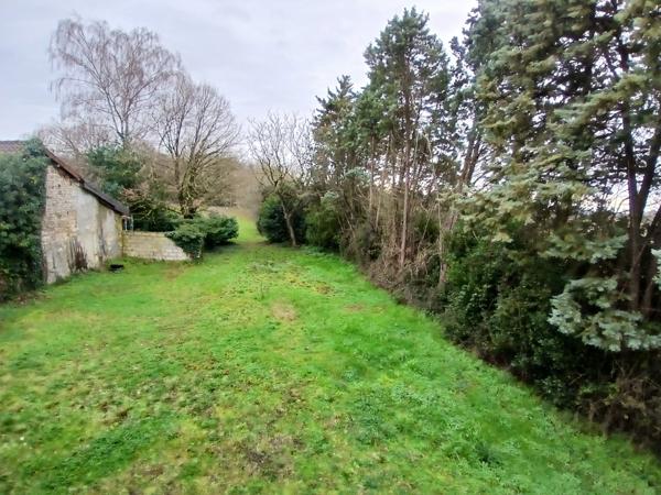 Maison en pierre à finir de rénover avec grange