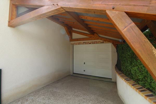 MAISON VINEUIL PROCHE COMMERCES
