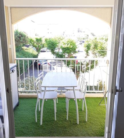 Au1er étage, studio/cabine, proche Mer et commerces.