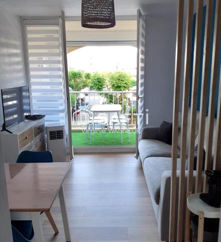 Au1er étage, studio/cabine, proche Mer et commerces.