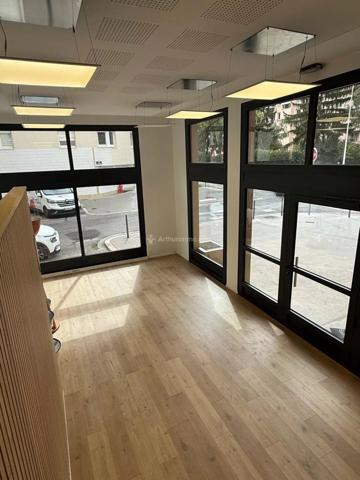 Location Bureau 10 pièces 219 m2 à Lyon 3