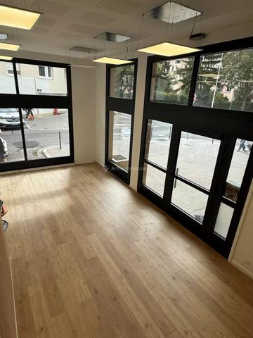 Location Bureau 10 pièces 219 m2 à Lyon 3