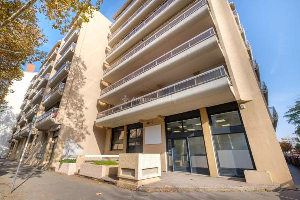 Location Bureau 10 pièces 219 m2 à Lyon 3