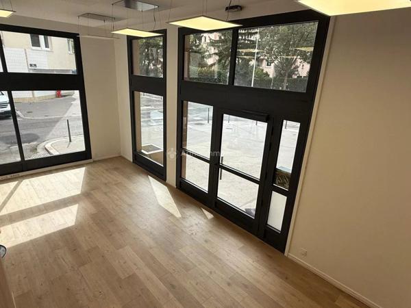 Location Bureau 10 pièces 219 m2 à Lyon 3