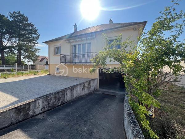 A 15 min sud d'Angerville à Janville en beauce (28), découvrez cette jolie maison de plain pied edifiée sur sous-sol total, comprenant : entrée, cuisine ouverte sur le séjour, deux chambres, une SdE, un WC indépendant et un grenier aménageable. Le tout sur 564m² de terrain clos et arboré. 
Le bien dispose d'une pompe à chaleur, double vitrage.