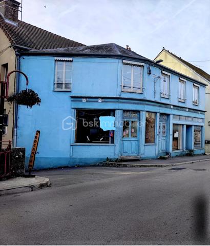 Investisseurs ou artisans ,Centre de TOUCY , je vous propose cet ensemble de bâtiments comprenant un local commercial de 220 m² composé d'une boutique , d'un bureau , arrière boutique, d'une cour privée avec parking , 3 caves, 4 appartements type f2 de: 43 m² , 39 m² ,35 m² ,34 m² pour un revenu annuel de environ 30 000 €uros un de ces appartements est actuellement loué avec entrée privative par la cour  .

De plus avec ce complexe il est possible d'acquérir :
 Un atelier de 30 m² ,
 Une boutique de plain pied de 120 m² actuellement louée pour un loyer de 780 €/mois
 Un hangar de 300 m².
 Le prix pour le total du complexe sera étudié avec le futur  acquéreur .
Pour une visite, merci de me contacter par 📞 06 20 48 38 02