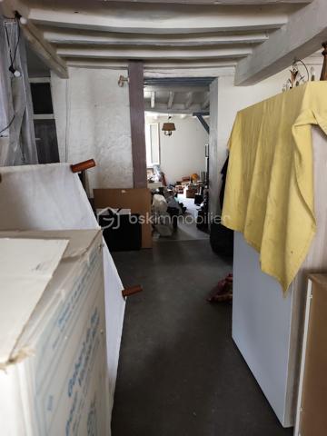 Investisseurs ou artisans ,Centre de TOUCY , je vous propose cet ensemble de bâtiments comprenant un local commercial de 220 m² composé d'une boutique , d'un bureau , arrière boutique, d'une cour privée avec parking , 3 caves, 4 appartements type f2 de: 43 m² , 39 m² ,35 m² ,34 m² pour un revenu annuel de environ 30 000 €uros un de ces appartements est actuellement loué avec entrée privative par la cour  .

De plus avec ce complexe il est possible d'acquérir :
 Un atelier de 30 m² ,
 Une boutique de plain pied de 120 m² actuellement louée pour un loyer de 780 €/mois
 Un hangar de 300 m².
 Le prix pour le total du complexe sera étudié avec le futur  acquéreur .
Pour une visite, merci de me contacter par 📞 06 20 48 38 02