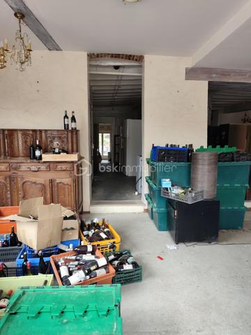 Investisseurs ou artisans ,Centre de TOUCY , je vous propose cet ensemble de bâtiments comprenant un local commercial de 220 m² composé d'une boutique , d'un bureau , arrière boutique, d'une cour privée avec parking , 3 caves, 4 appartements type f2 de: 43 m² , 39 m² ,35 m² ,34 m² pour un revenu annuel de environ 30 000 €uros un de ces appartements est actuellement loué avec entrée privative par la cour  .

De plus avec ce complexe il est possible d'acquérir :
 Un atelier de 30 m² ,
 Une boutique de plain pied de 120 m² actuellement louée pour un loyer de 780 €/mois
 Un hangar de 300 m².
 Le prix pour le total du complexe sera étudié avec le futur  acquéreur .
Pour une visite, merci de me contacter par 📞 06 20 48 38 02