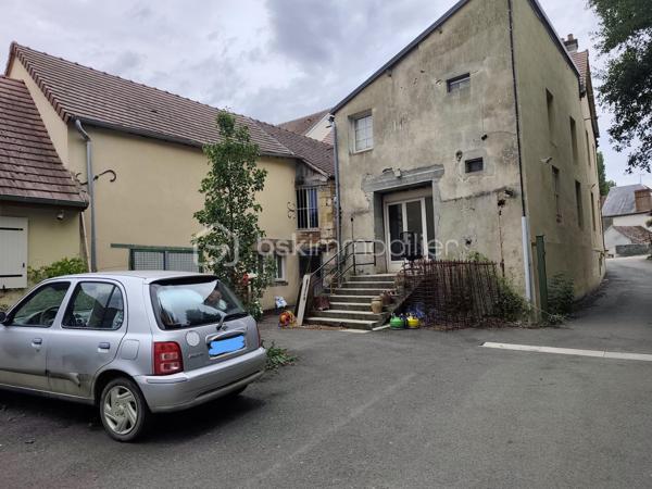 Investisseurs ou artisans ,Centre de TOUCY , je vous propose cet ensemble de bâtiments comprenant un local commercial de 220 m² composé d'une boutique , d'un bureau , arrière boutique, d'une cour privée avec parking , 3 caves, 4 appartements type f2 de: 43 m² , 39 m² ,35 m² ,34 m² pour un revenu annuel de environ 30 000 €uros un de ces appartements est actuellement loué avec entrée privative par la cour  .

De plus avec ce complexe il est possible d'acquérir :
 Un atelier de 30 m² ,
 Une boutique de plain pied de 120 m² actuellement louée pour un loyer de 780 €/mois
 Un hangar de 300 m².
 Le prix pour le total du complexe sera étudié avec le futur  acquéreur .
Pour une visite, merci de me contacter par 📞 06 20 48 38 02
