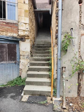Investisseurs ou artisans ,Centre de TOUCY , je vous propose cet ensemble de bâtiments comprenant un local commercial de 220 m² composé d'une boutique , d'un bureau , arrière boutique, d'une cour privée avec parking , 3 caves, 4 appartements type f2 de: 43 m² , 39 m² ,35 m² ,34 m² pour un revenu annuel de environ 30 000 €uros un de ces appartements est actuellement loué avec entrée privative par la cour  .

De plus avec ce complexe il est possible d'acquérir :
 Un atelier de 30 m² ,
 Une boutique de plain pied de 120 m² actuellement louée pour un loyer de 780 €/mois
 Un hangar de 300 m².
 Le prix pour le total du complexe sera étudié avec le futur  acquéreur .
Pour une visite, merci de me contacter par 📞 06 20 48 38 02