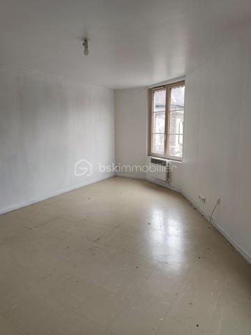 Investisseurs ou artisans ,Centre de TOUCY , je vous propose cet ensemble de bâtiments comprenant un local commercial de 220 m² composé d'une boutique , d'un bureau , arrière boutique, d'une cour privée avec parking , 3 caves, 4 appartements type f2 de: 43 m² , 39 m² ,35 m² ,34 m² pour un revenu annuel de environ 30 000 €uros un de ces appartements est actuellement loué avec entrée privative par la cour  .

De plus avec ce complexe il est possible d'acquérir :
 Un atelier de 30 m² ,
 Une boutique de plain pied de 120 m² actuellement louée pour un loyer de 780 €/mois
 Un hangar de 300 m².
 Le prix pour le total du complexe sera étudié avec le futur  acquéreur .
Pour une visite, merci de me contacter par 📞 06 20 48 38 02