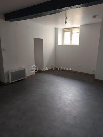 Investisseurs ou artisans ,Centre de TOUCY , je vous propose cet ensemble de bâtiments comprenant un local commercial de 220 m² composé d'une boutique , d'un bureau , arrière boutique, d'une cour privée avec parking , 3 caves, 4 appartements type f2 de: 43 m² , 39 m² ,35 m² ,34 m² pour un revenu annuel de environ 30 000 €uros un de ces appartements est actuellement loué avec entrée privative par la cour  .

De plus avec ce complexe il est possible d'acquérir :
 Un atelier de 30 m² ,
 Une boutique de plain pied de 120 m² actuellement louée pour un loyer de 780 €/mois
 Un hangar de 300 m².
 Le prix pour le total du complexe sera étudié avec le futur  acquéreur .
Pour une visite, merci de me contacter par 📞 06 20 48 38 02