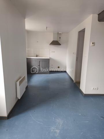 Investisseurs ou artisans ,Centre de TOUCY , je vous propose cet ensemble de bâtiments comprenant un local commercial de 220 m² composé d'une boutique , d'un bureau , arrière boutique, d'une cour privée avec parking , 3 caves, 4 appartements type f2 de: 43 m² , 39 m² ,35 m² ,34 m² pour un revenu annuel de environ 30 000 €uros un de ces appartements est actuellement loué avec entrée privative par la cour  .

De plus avec ce complexe il est possible d'acquérir :
 Un atelier de 30 m² ,
 Une boutique de plain pied de 120 m² actuellement louée pour un loyer de 780 €/mois
 Un hangar de 300 m².
 Le prix pour le total du complexe sera étudié avec le futur  acquéreur .
Pour une visite, merci de me contacter par 📞 06 20 48 38 02