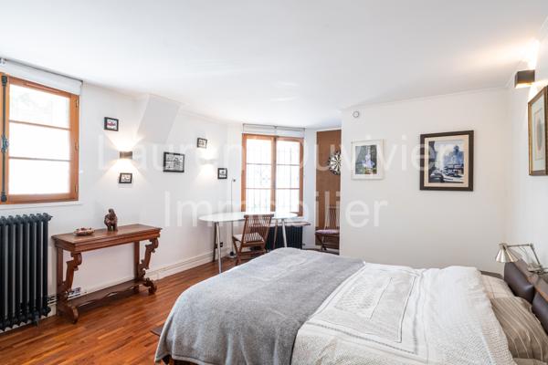 Triplex du XVIIe rénové – Centre historique de Marly-le-Roi – 156 m² – 4 suites – Cour plein sud