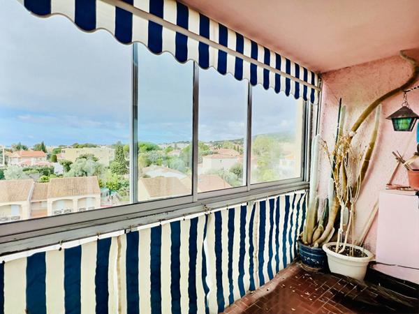 BANDOL - À PIED DU PORT, DU CENTRE ET DES PLAGES