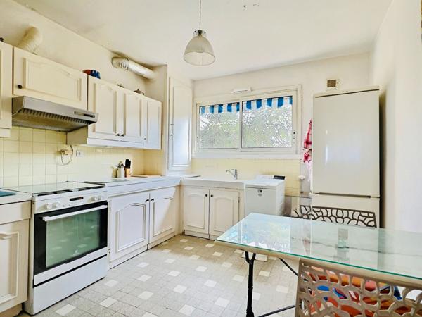 BANDOL - À PIED DU PORT, DU CENTRE ET DES PLAGES