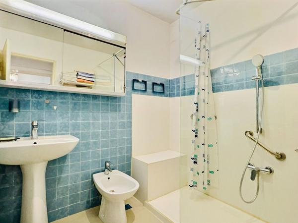 BANDOL - À PIED DU PORT, DU CENTRE ET DES PLAGES