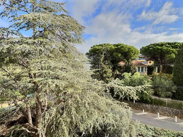 BANDOL - À PIED DU PORT, DU CENTRE ET DES PLAGES