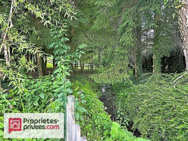 Maison familiale entre ville & campagne au bord d'un ruisseau protégé , à 5 minutes de Lisieux