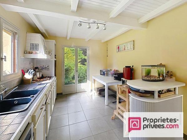 Maison familiale entre ville & campagne au bord d'un ruisseau protégé , à 5 minutes de Lisieux