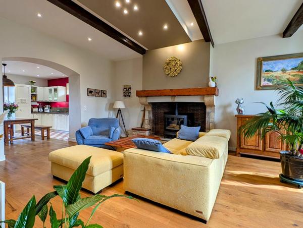 Propriété de charme du 19ème avec dépendances sur terrain clos de 2943 m²