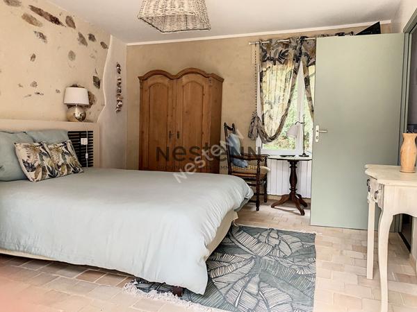 Charmante propriete en pierre dans un cadre paisible avec de superbes volumes