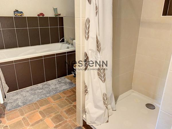 Charmante propriete en pierre dans un cadre paisible avec de superbes volumes