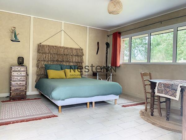 Charmante propriete en pierre dans un cadre paisible avec de superbes volumes