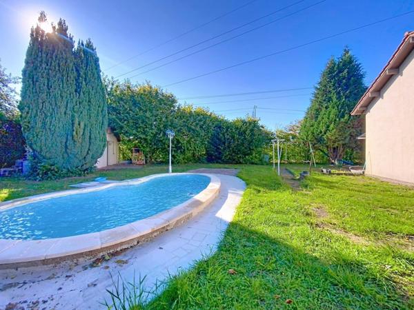 Élégante maison de plain-pied avec sous-sol et piscine !!!