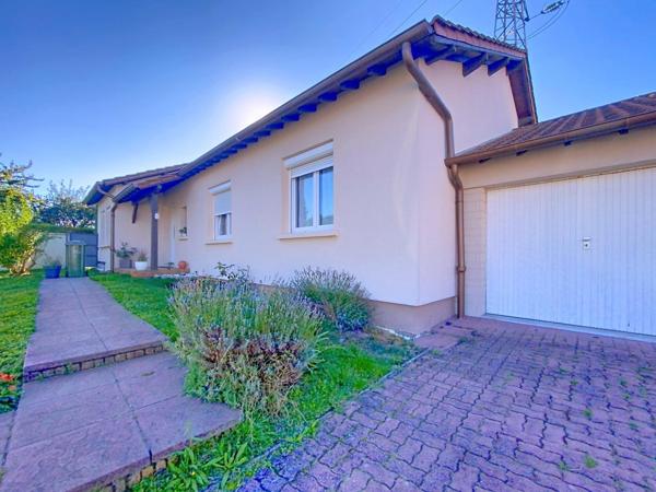 Élégante maison de plain-pied avec sous-sol et piscine !!!