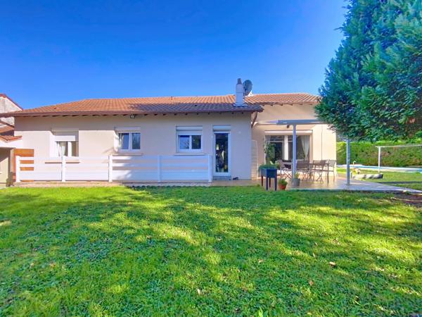 Élégante maison de plain-pied avec sous-sol et piscine !!!