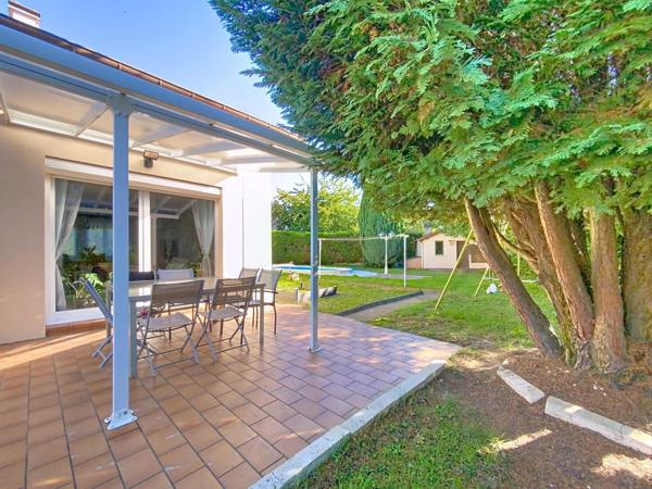 Élégante maison de plain-pied avec sous-sol et piscine !!!