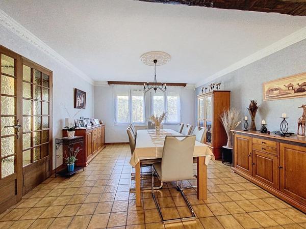 Élégante maison de plain-pied avec sous-sol et piscine !!!