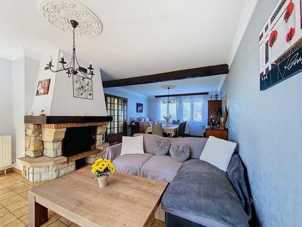 Élégante maison de plain-pied avec sous-sol et piscine !!!