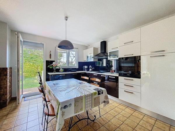 Élégante maison de plain-pied avec sous-sol et piscine !!!