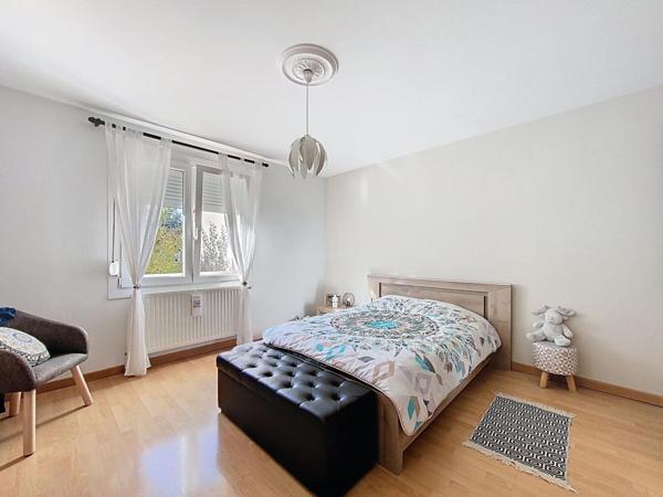 Élégante maison de plain-pied avec sous-sol et piscine !!!