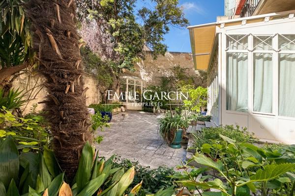 A vendre -Avignon intra-muros ? Maison de caractère avec cour privative arborée, 3 chambres avec salles de bains, véranda - possibilité de garage de 60 m²
