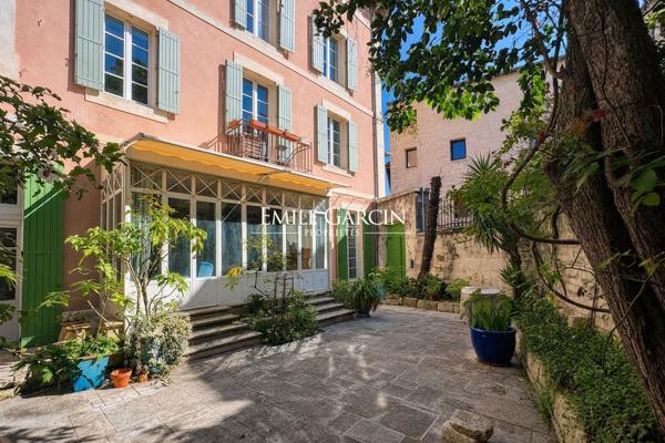 A vendre -Avignon intra-muros ? Maison de caractère avec cour privative arborée, 3 chambres avec salles de bains, véranda - possibilité de garage de 60 m²